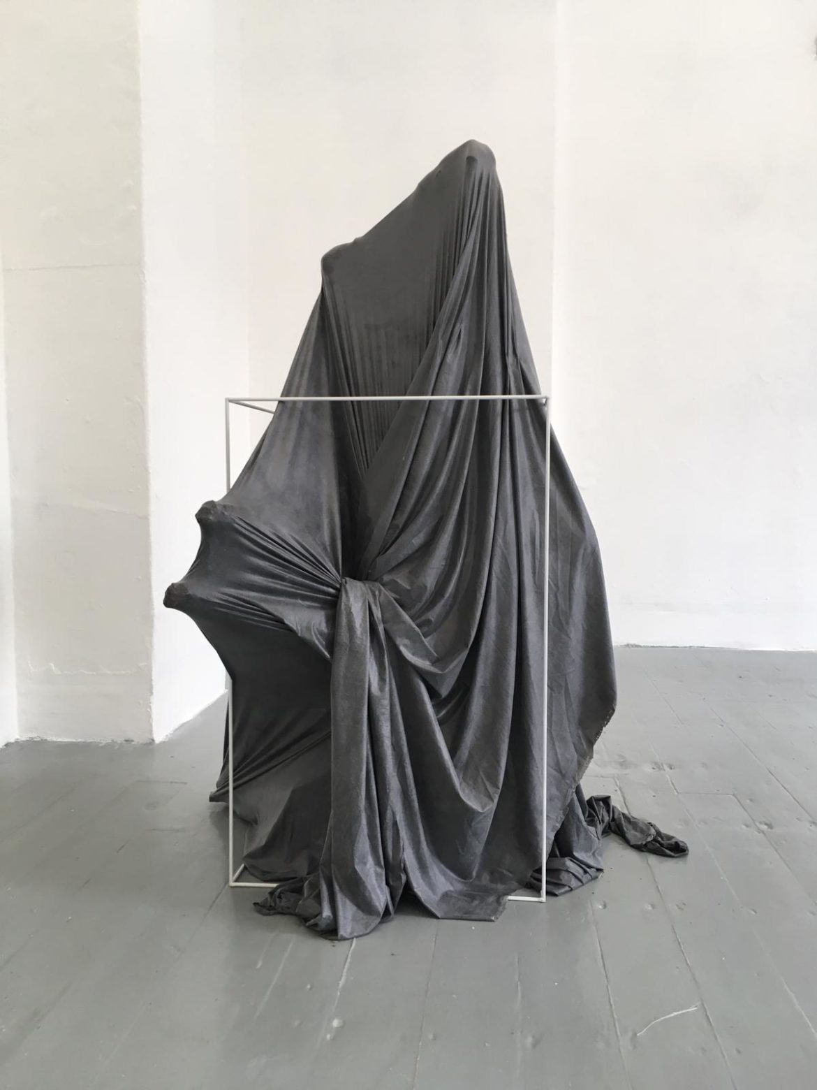 Limónov. Javier Chozas. 80x60x130 acero, latex teñido y madera